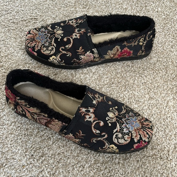TOMs fuzzy brocade gold metallic flats - Picture 2 of 4